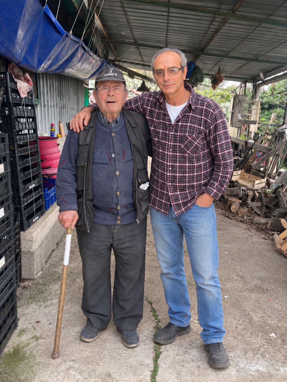 Ritratto composto del nonno e del padre della famiglia Campanile, vicini in azienda